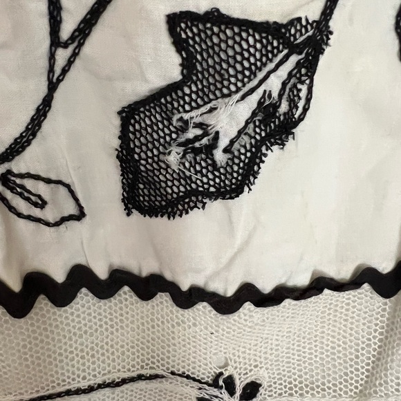 Size 10 Nanette Lepore black and white top with embroidered details. - Picture 4 of 4